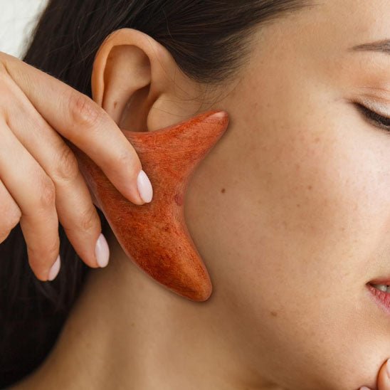 Gua sha-en-bois-afinement-visage