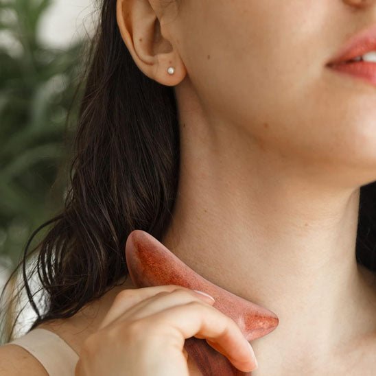 Gua sha-en-bois-massage-cou