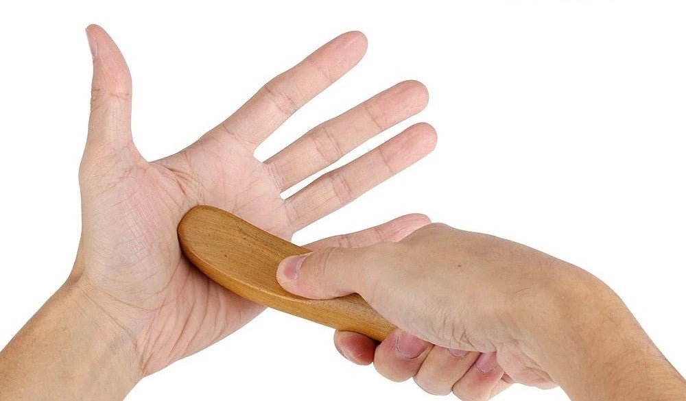 Gua sha-en-bois-massage-mains