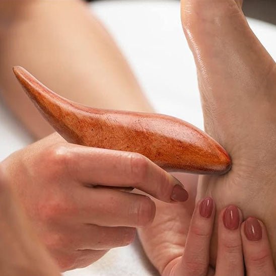 Gua sha-en-bois-massage-plantaire